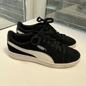 PUMA Women's Vikky Soft Foam Comfort Suede Low Top Sneakers Black Size 7.5